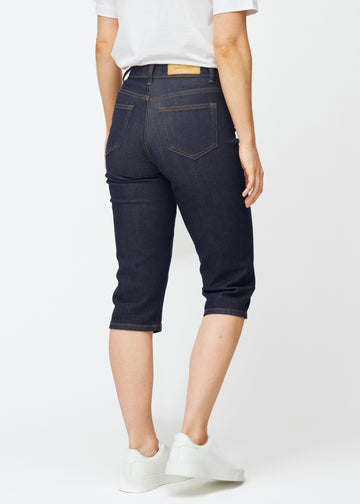 Tief dunkelblaue Denim-Capris für Damen in der Farbe Midnights von hinten gesehen, sodass die Länge bis unter das Knie sichtbar ist.
