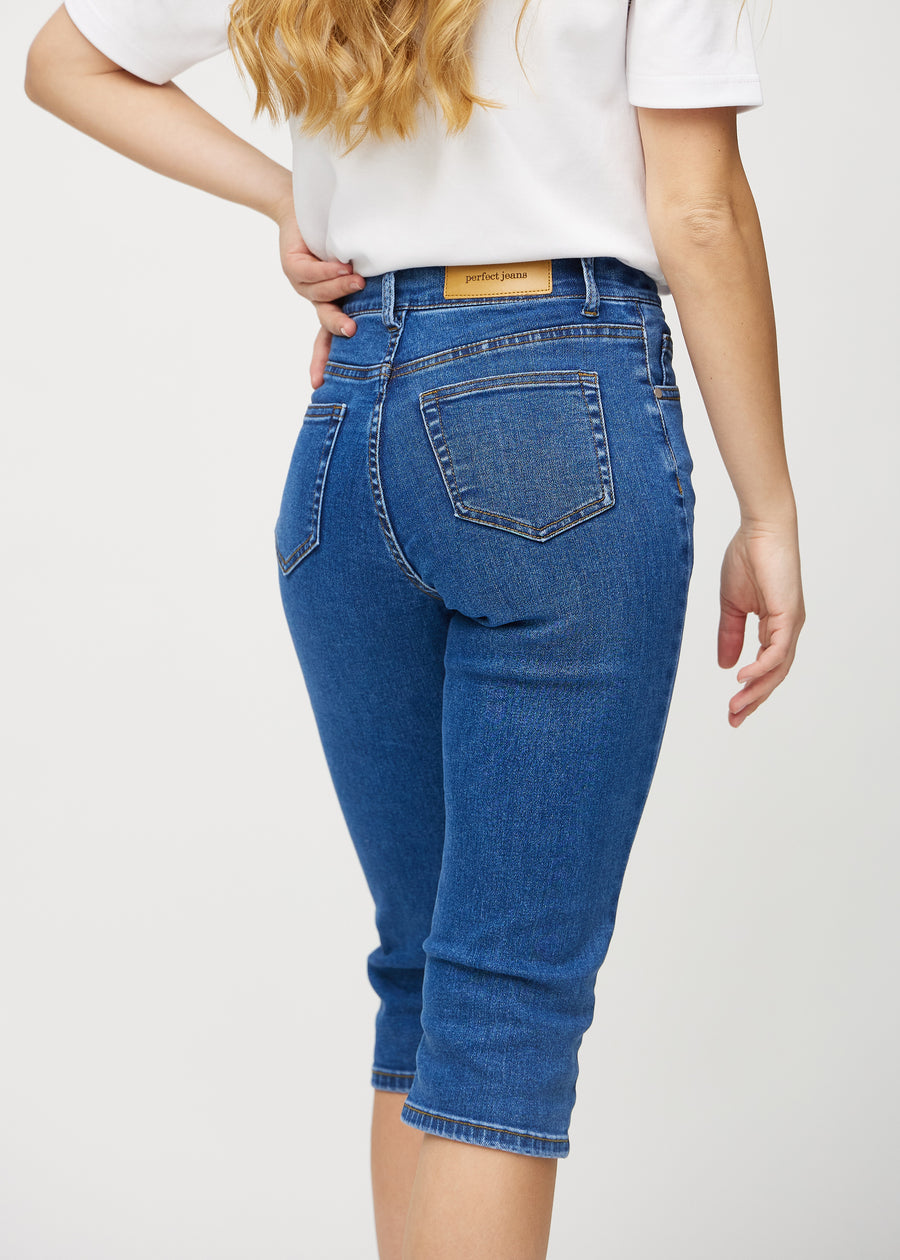 Dunkelblaue Denim-regular-Capris von hinten aus der Nähe gesehen, um Details zu zeigen.