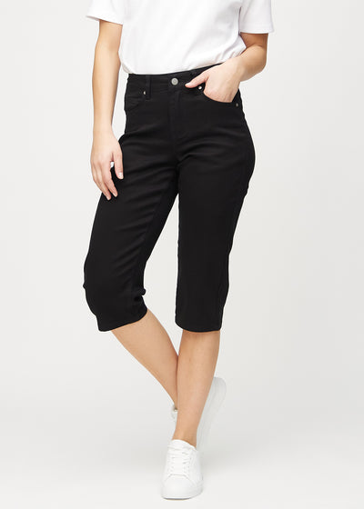 Schwarze regular Capris, Modellname Ravens, die eng am Bein anliegen und knapp unter dem Knie enden, von vorne gesehen.