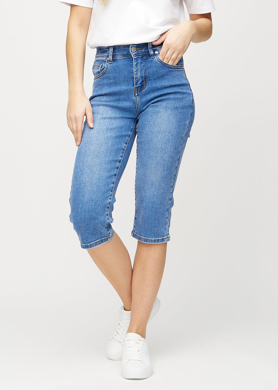 Denim-regular-Capris, Modellname Rivers, die eng am Bein anliegen und direkt unter dem Knie enden, von vorne gesehen.