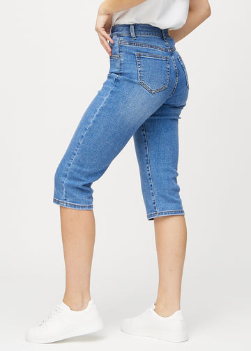 Denim-regular-Capris seitlich am Model gezeigt.