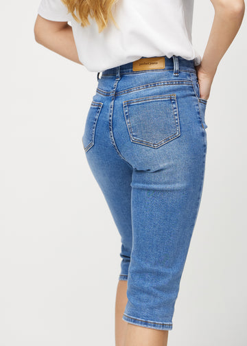 Denim-regular-Capris von hinten aus der Nähe gezeigt, um Details zu zeigen.