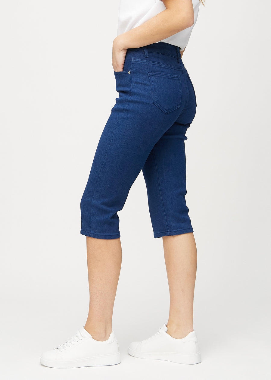 Dunkelblaue regular Capris an einem Model von der Seite gesehen.