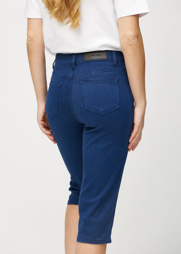 Dunkelblaue regular Capris von hinten aus der Nähe gesehen, um Details zu zeigen.