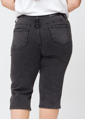 Dunkelgraue Denim-regular-Capris von hinten in der Nahaufnahme an einem Plus-Size-Model, um Details zu zeigen.