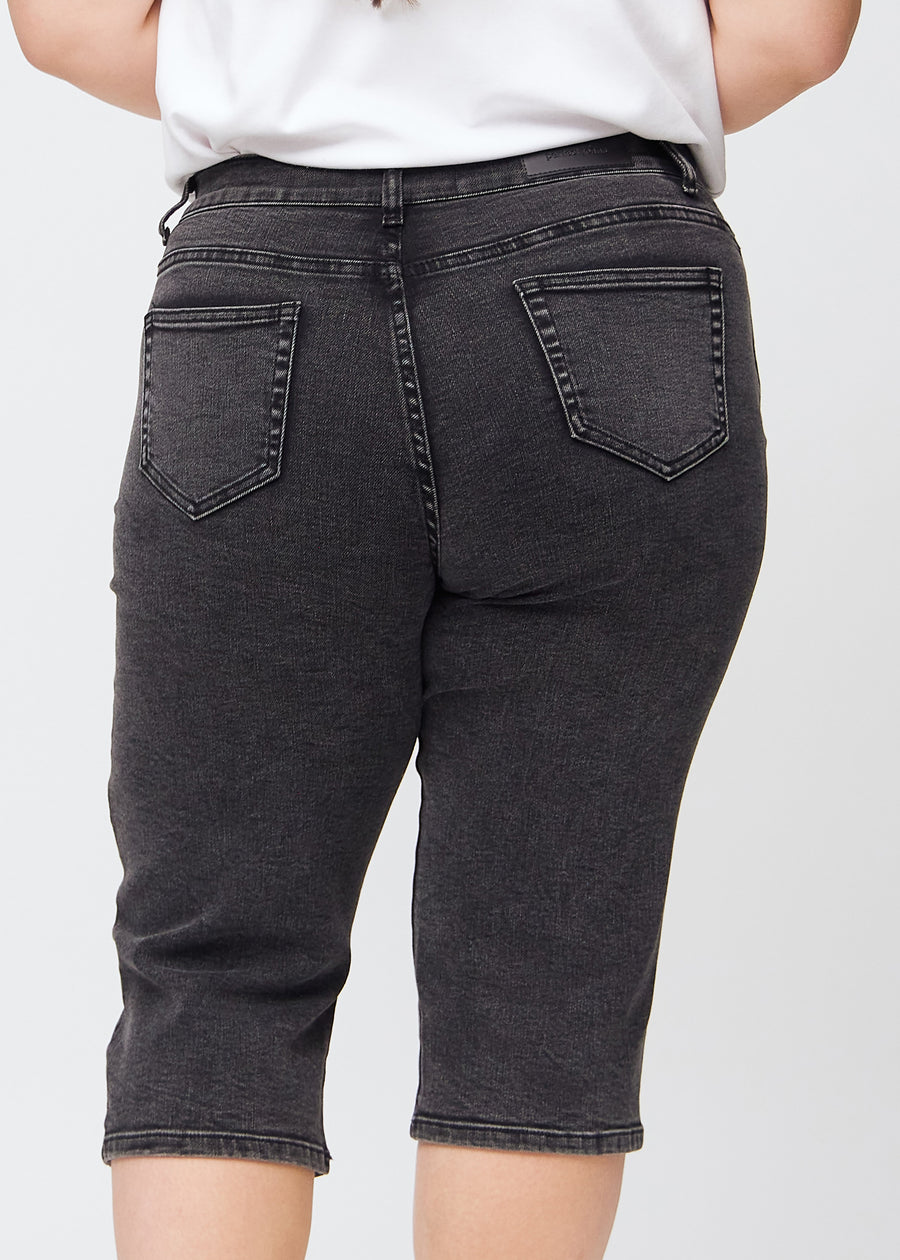 Dunkelgraue Denim-regular-Capris von hinten in der Nahaufnahme an einem Plus-Size-Model, um Details zu zeigen.