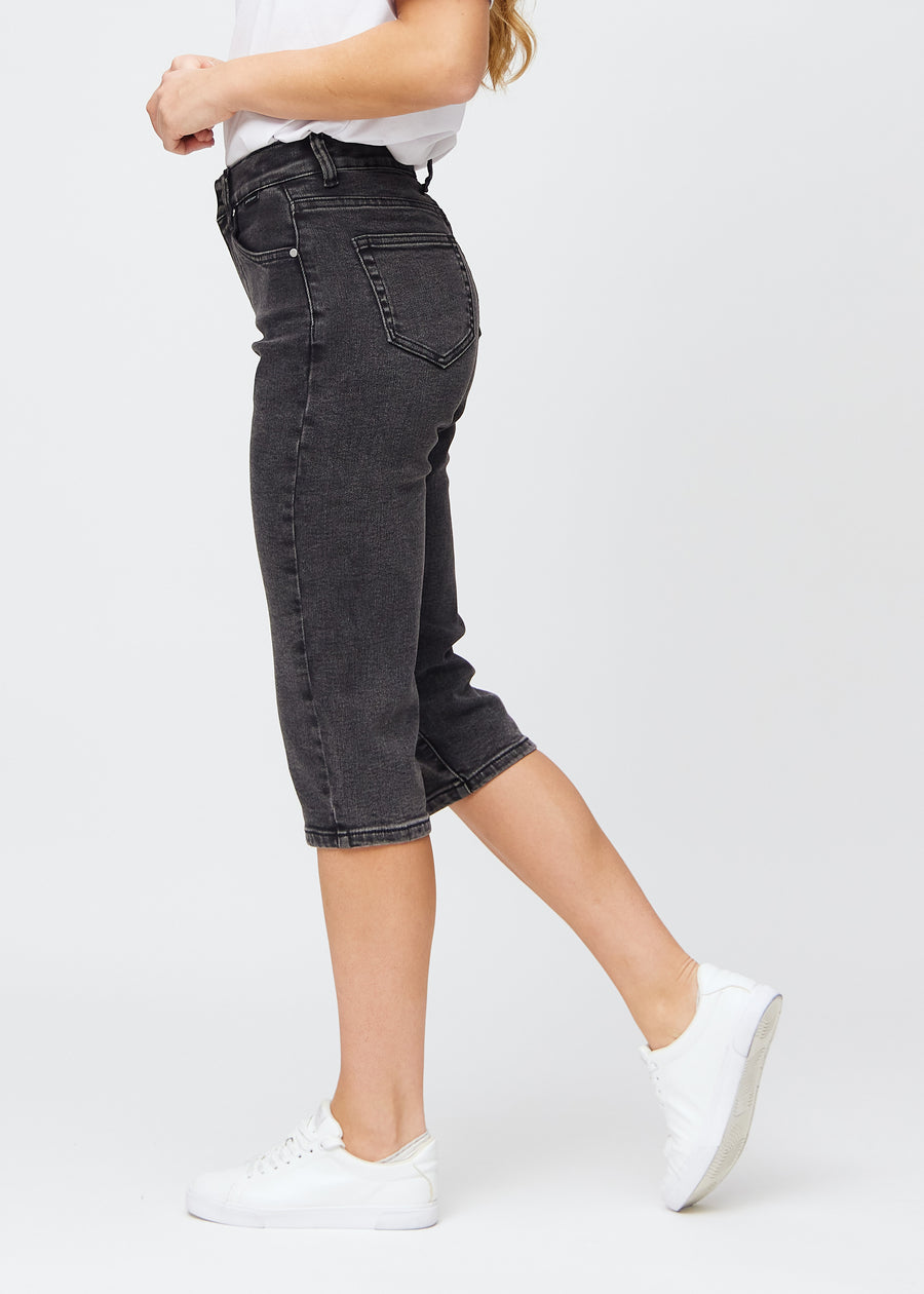 Dunkelgraue Denim-regular-Capris seitlich am Model gesehen.