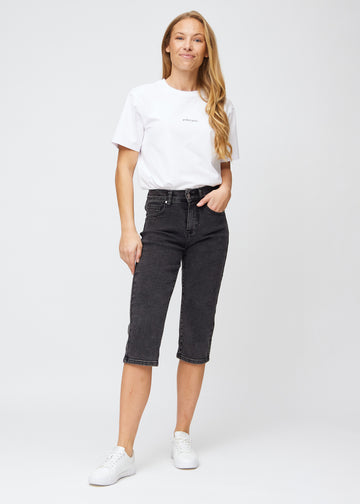Ganzkörperbild eines Models in dunkelgrauen Denim-regular-Capris.