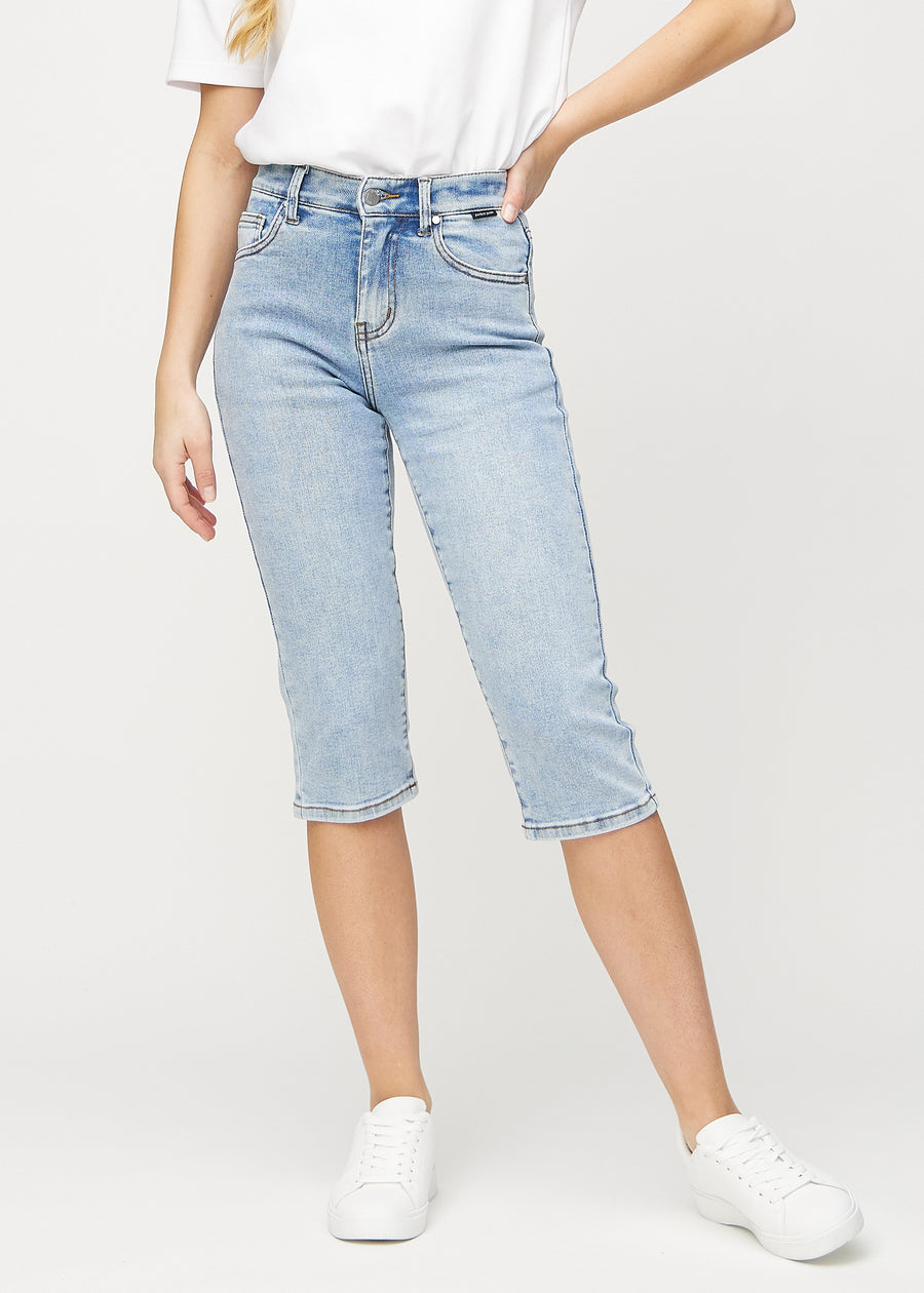 Hellblaue Denim-regular-Capris, Modellname Waves, die gerade am Bein sitzen und direkt unter dem Knie enden, von vorn gesehen.