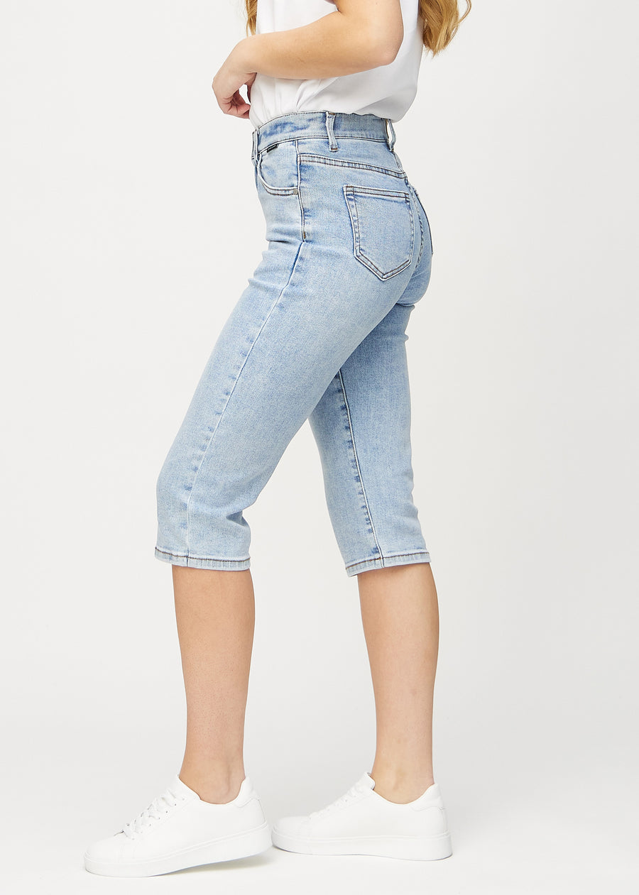 Hellblaue Denim-regular-Capris an einem Model von der Seite gesehen.