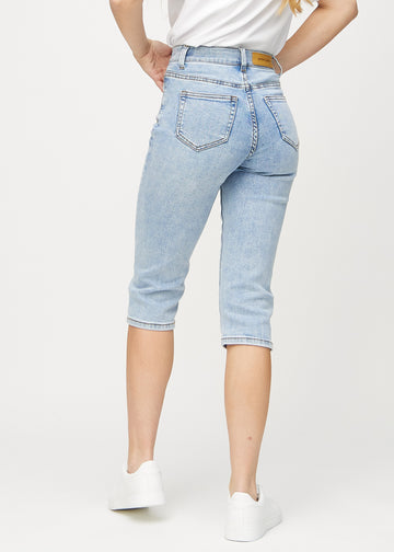 Hellblaue Denim-regular-Capris von hinten gesehen, sodass man das gesamte Produkt sehen kann.