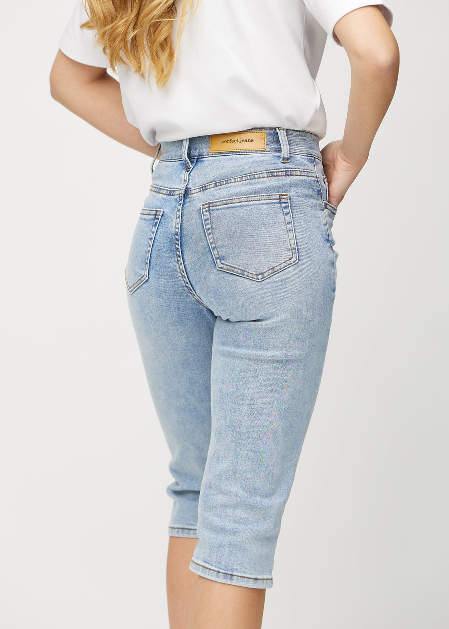 Hellblaue Denim-regular-Capris von hinten in Nahaufnahme, um Details zu zeigen.