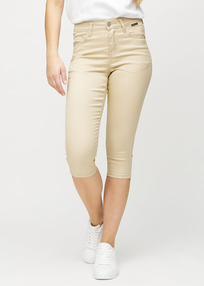 Skinny-Capris für Damen in beigefarbenem Jeansstoff, Farbe Gazelles. Vorderansicht an einem Model, eng geschnitten bis knapp unter das Knie.