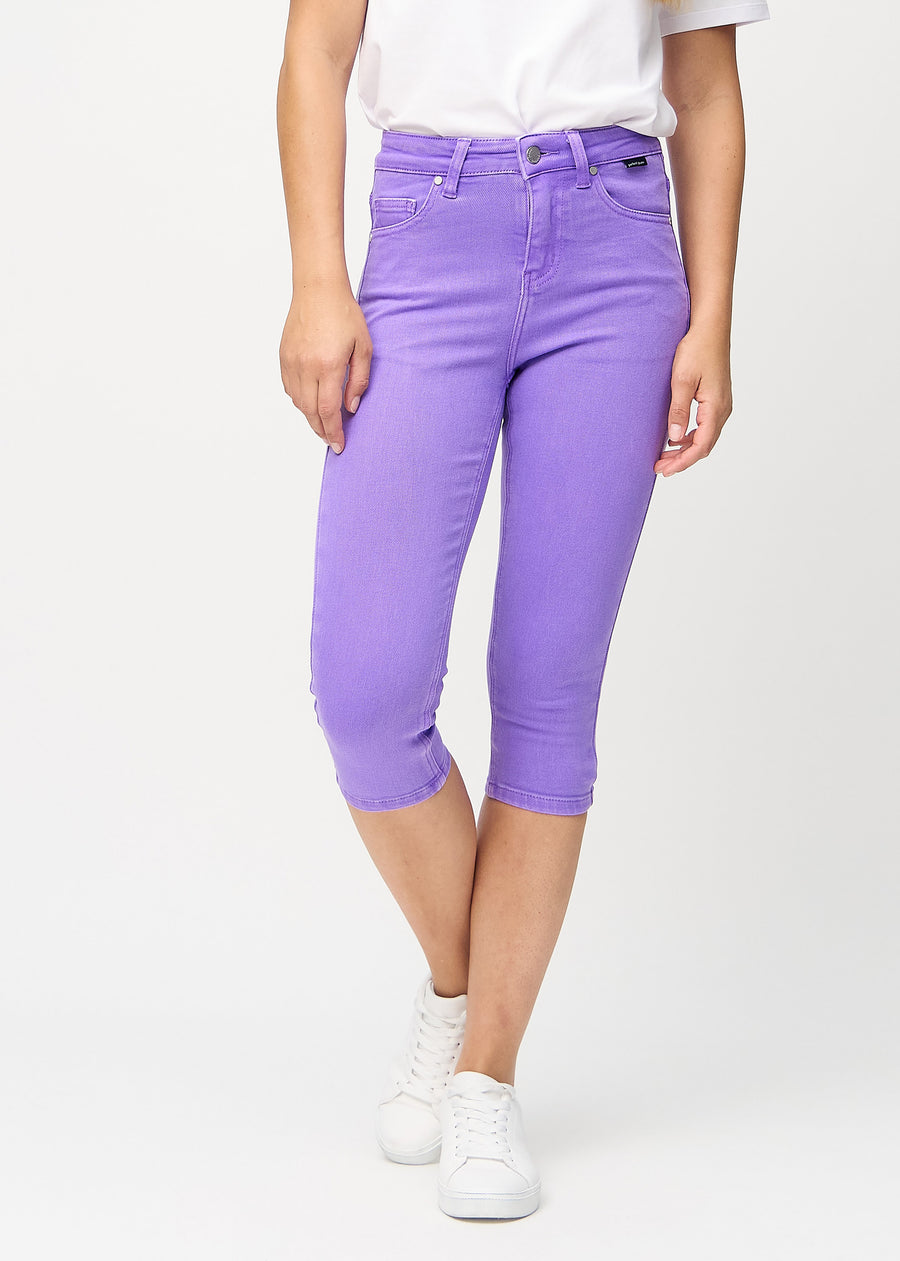Skinny-Capris für Damen in pastellviolettem Jeansstoff, Farbe Lavenders. Vorderansicht an einem Model, eng geschnitten bis knapp unter das Knie.