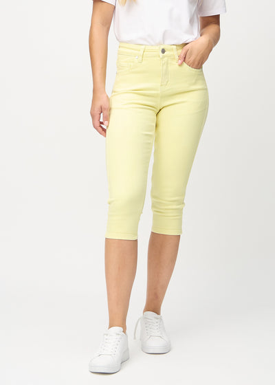 Hellgelbe skinny Capris, Modellname Lemonades, die eng am Bein anliegen, von vorne gesehen.