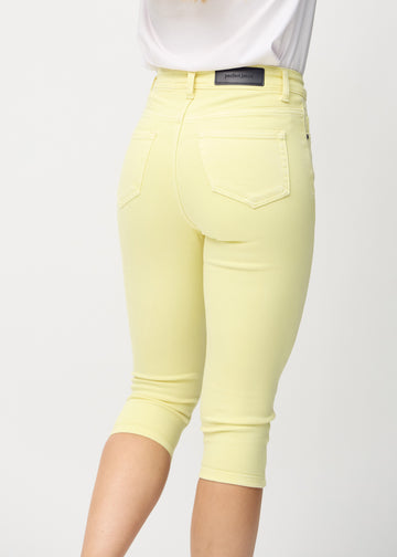 Bild einer Frau mit hellgelben Capris, von hinten gesehen.