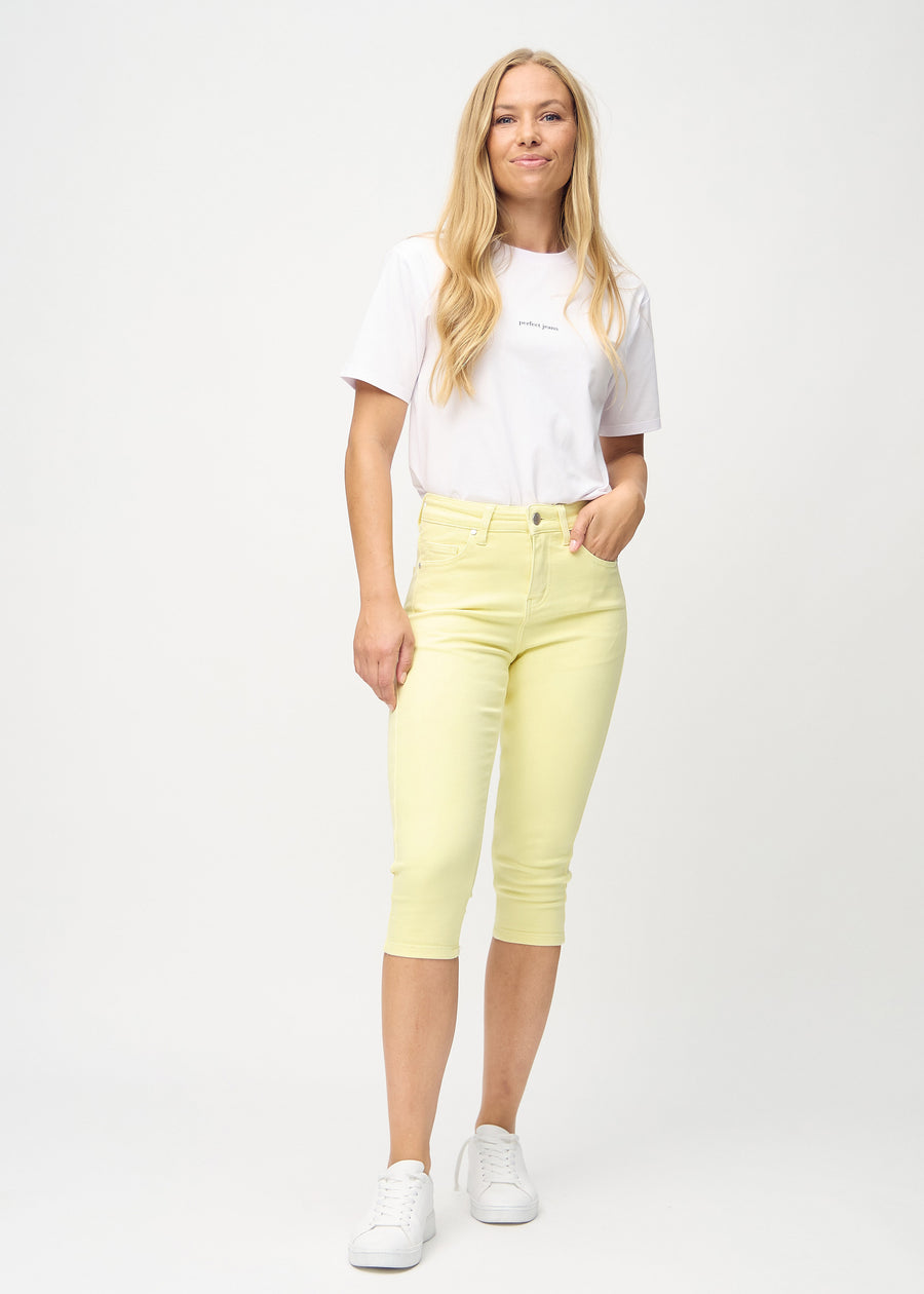Frau in hellgelben Caprihosen von Perfect Jeans.