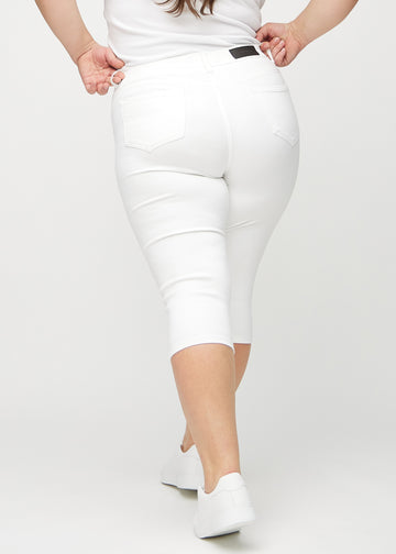 Weiße skinny Capris von hinten an einem Plus-Size-Model gezeigt, damit man das ganze Produkt sehen kann.