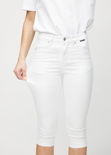 Das Model zieht die Capris am Oberschenkel auseinander, um den Stretch zu zeigen.