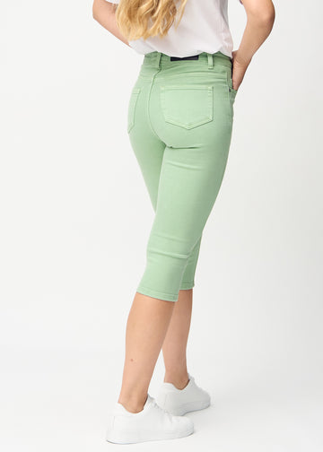 Skinny-Capris für Damen in pastellgrünem Jeansstoff, Farbe Mints. Rückansicht an einem Model, zeigt die Passform und Gesäßtaschen.