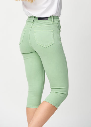 Skinny-Capris für Damen in pastellgrünem Jeansstoff, Farbe Mints. Nahaufnahme von hinten an einem Model, zeigt Taschen und Nähte.
