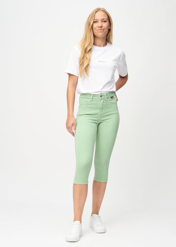 Skinny-Capris für Damen in pastellgrünem Jeansstoff, Farbe Mints. Ganzkörperansicht eines Models in den Capris.