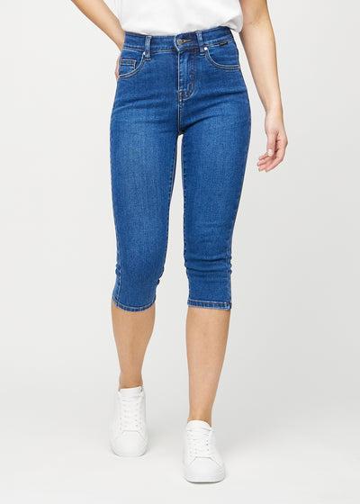 Dunkle Denim-skinny-Capris, Modellname Oceans, die eng am Bein anliegen und knapp unter dem Knie enden, von vorne gesehen.