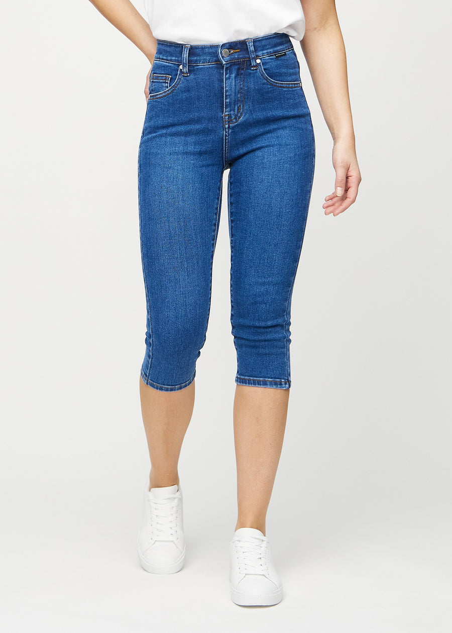 Skinny-Capris für Damen in dunkelblauem Denim, Farbe Oceans. Vorderansicht an einem Model, eng geschnitten bis knapp unter das Knie.