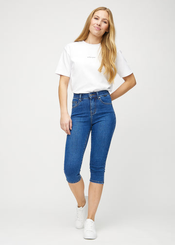 Skinny-Capris für Damen in dunkelblauem Denim, Farbe Oceans. Ganzkörperansicht eines Models in den Capris.