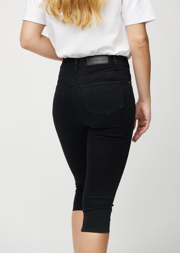 Schwarze skinny Capris von hinten aus der Nähe gesehen, um Details zu zeigen.