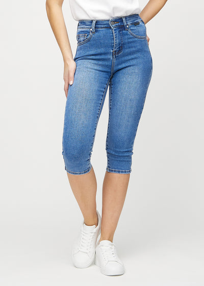 Denim-skinny-Capris, Modellname Rivers, die eng am Bein anliegen und direkt unter dem Knie enden, von vorn gesehen.