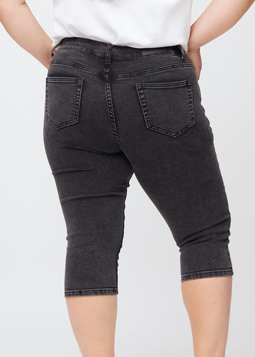 Skinny-Capris für Damen in dunkelgrauem Denim, Farbe Shadows. Nahaufnahme von hinten an einem Plus-Size-Model, zeigt Taschen und Nähte.