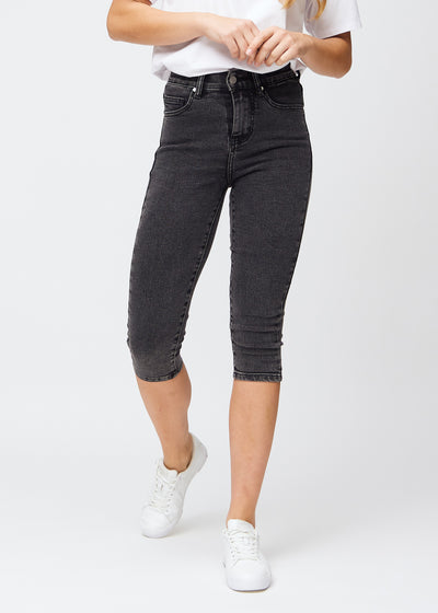 Dunkelgraue Denim-skinny-Capris, Modellname Shadows, die eng am Bein anliegen und direkt unter dem Knie enden, von vorne gesehen.