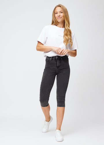 Skinny-Capris für Damen in dunkelgrauem Denim, Farbe Shadows. Ganzkörperansicht eines Models in den Capris.