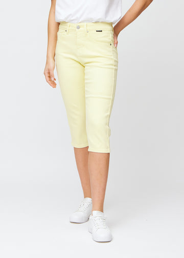 Hellgelbe slim Capris, Farbe Lemonades, mit eng anliegender Passform, die die Beine formt und direkt unter dem Knie endet, von vorne gesehen.