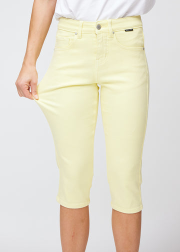 Das Model zieht die Capris am Oberschenkel, um den weichen und flexiblen Stretch zu zeigen.

