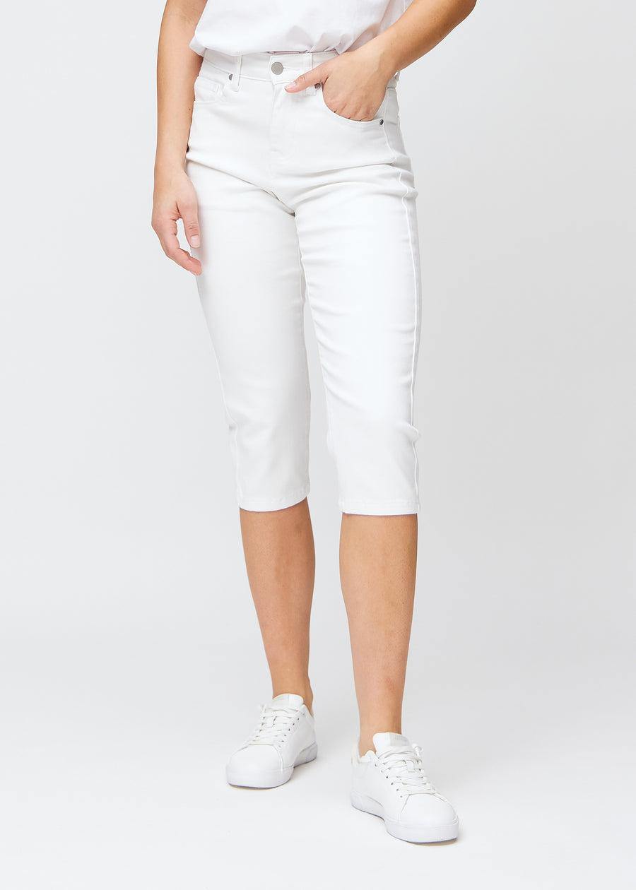 Slim-Capris für Damen aus weißem Jeansstoff, Farbe Marguerites. Vorderansicht an einem Model, figurbetonter Schnitt bis knapp unter das Knie.