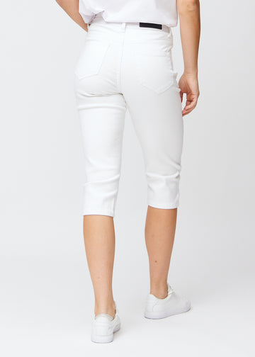 Slim-Capris für Damen aus weißem Jeansstoff, Farbe Marguerites. Rückansicht an einem Model, zeigt Passform, Länge und Gesäßtaschen.