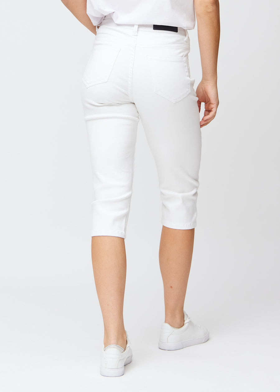 Slim-Capris für Damen aus weißem Jeansstoff, Farbe Marguerites. Rückansicht an einem Model, zeigt Passform, Länge und Gesäßtaschen.