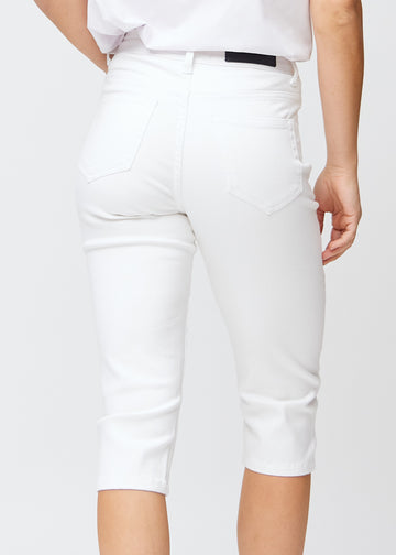 Slim-Capris für Damen aus weißem Jeansstoff, Farbe Marguerites. Nahaufnahme von hinten an einem Model, zeigt Taschen und Nähte.