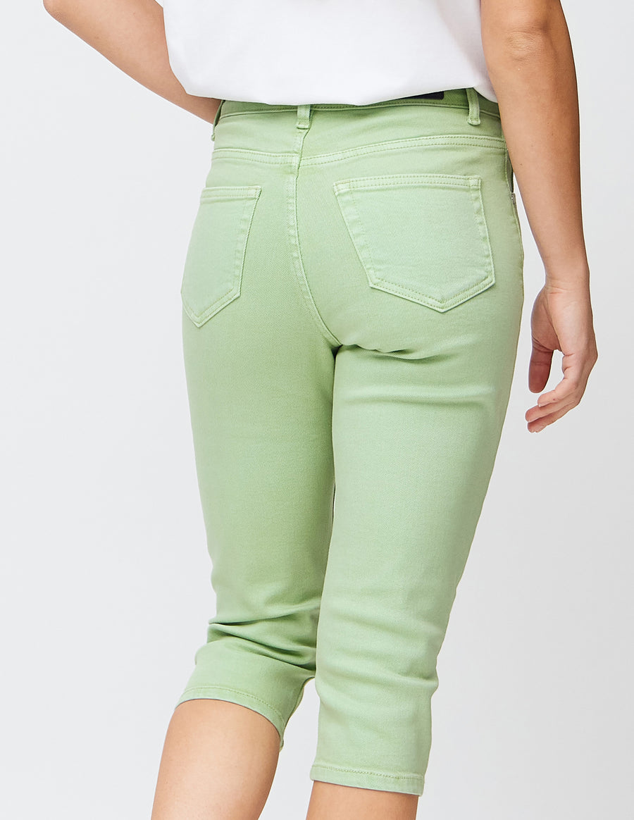 Slim-Capris für Damen aus pastellhellgrünem Jeansstoff, Farbe Mints. Nahaufnahme von hinten an einem Model, zeigt Taschen und Nähte.
