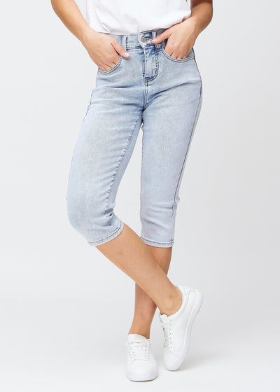 Hellblaue Denim-slim-Capris, Farbe Waves, mit enger Passform, die die Beine formt und direkt unter dem Knie endet, Vorderansicht.