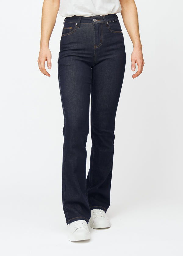 Tief dunkelblaue Denim jeans für Damen in der Farbe Midnights mit Bootcut-Passform, die an Hüften und Oberschenkeln anliegt und an den Knöcheln leicht ausgestellt ist, von vorn gezeigt.
