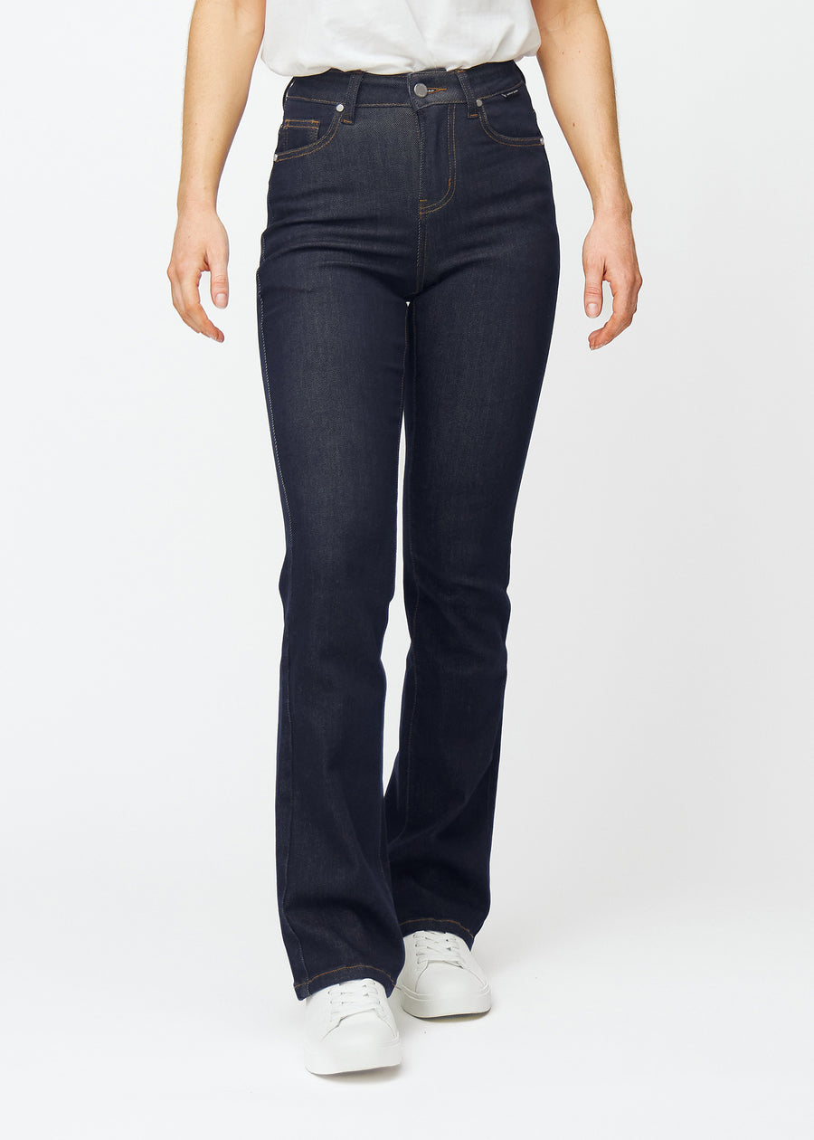 Tief dunkelblaue Denim jeans für Damen in der Farbe Midnights mit Bootcut-Passform, die an Hüften und Oberschenkeln anliegt und an den Knöcheln leicht ausgestellt ist, von vorn gezeigt.