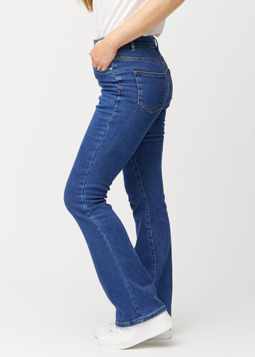 Dunkelblaue Mid-Rise-Bootcut-Jeans in der Farbe Oceans. Seitenansicht an einem Model.