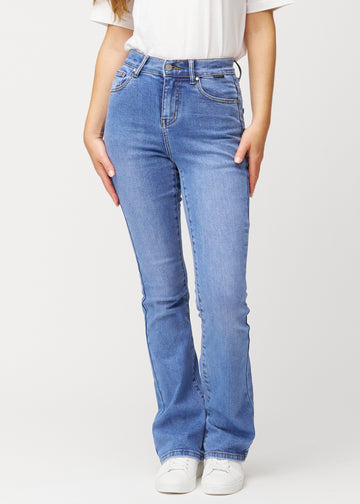 Blaue Mid-Rise-Bootcut-Jeans in der Farbe Rivers. Vorderansicht an einem Model, an Hüfte und Oberschenkeln anliegend mit leicht ausgestelltem Bein.