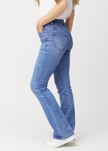 Blaue Mid-Rise-Bootcut-Jeans in der Farbe Rivers. Seitenansicht an einem Model.