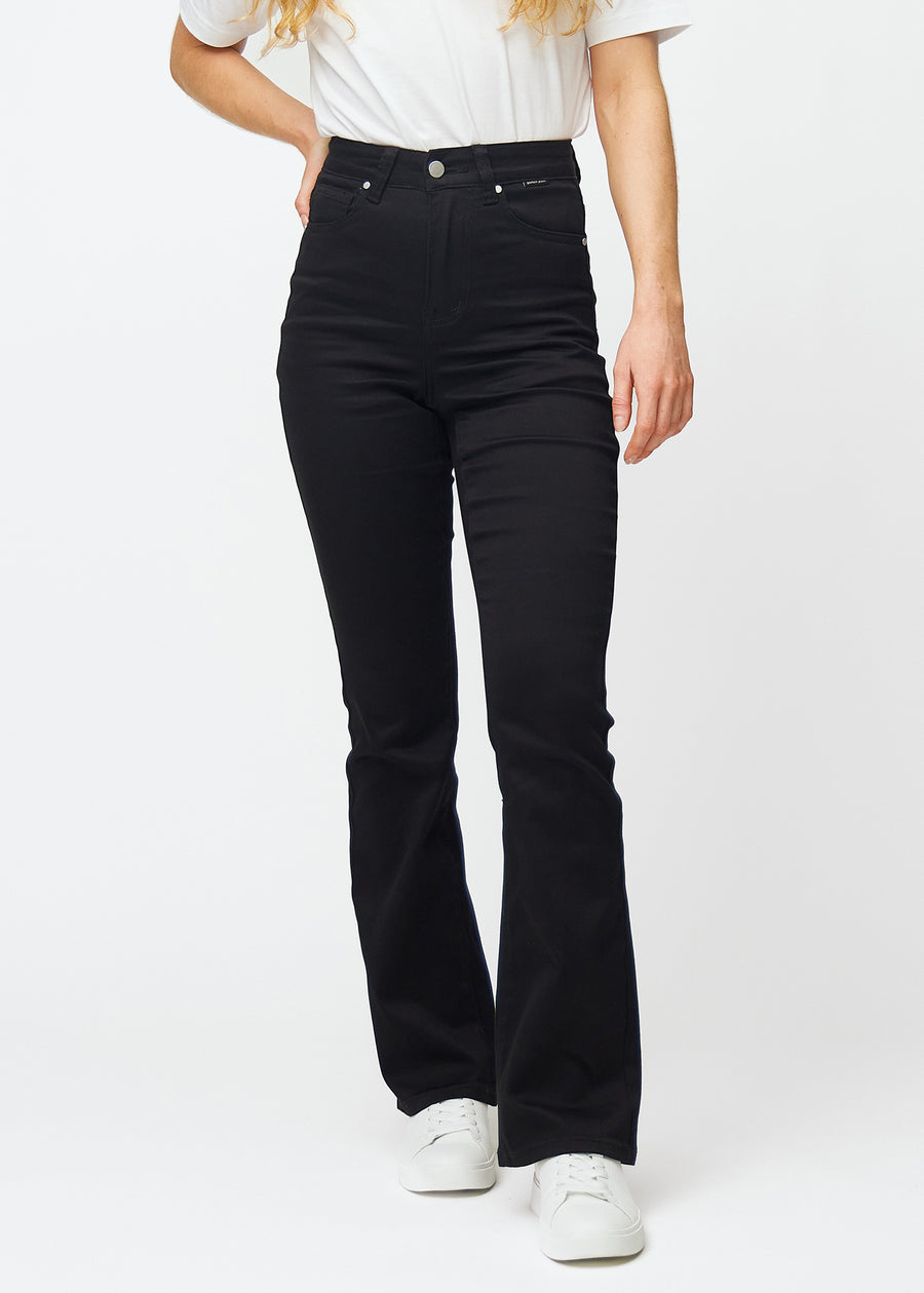 Schwarze hochtaillierte Bootcut jeans, Modellname Ravens, die von der Taille bis zu den Oberschenkeln eng anliegen und unten leicht ausgestellt sind, von vorne gesehen.