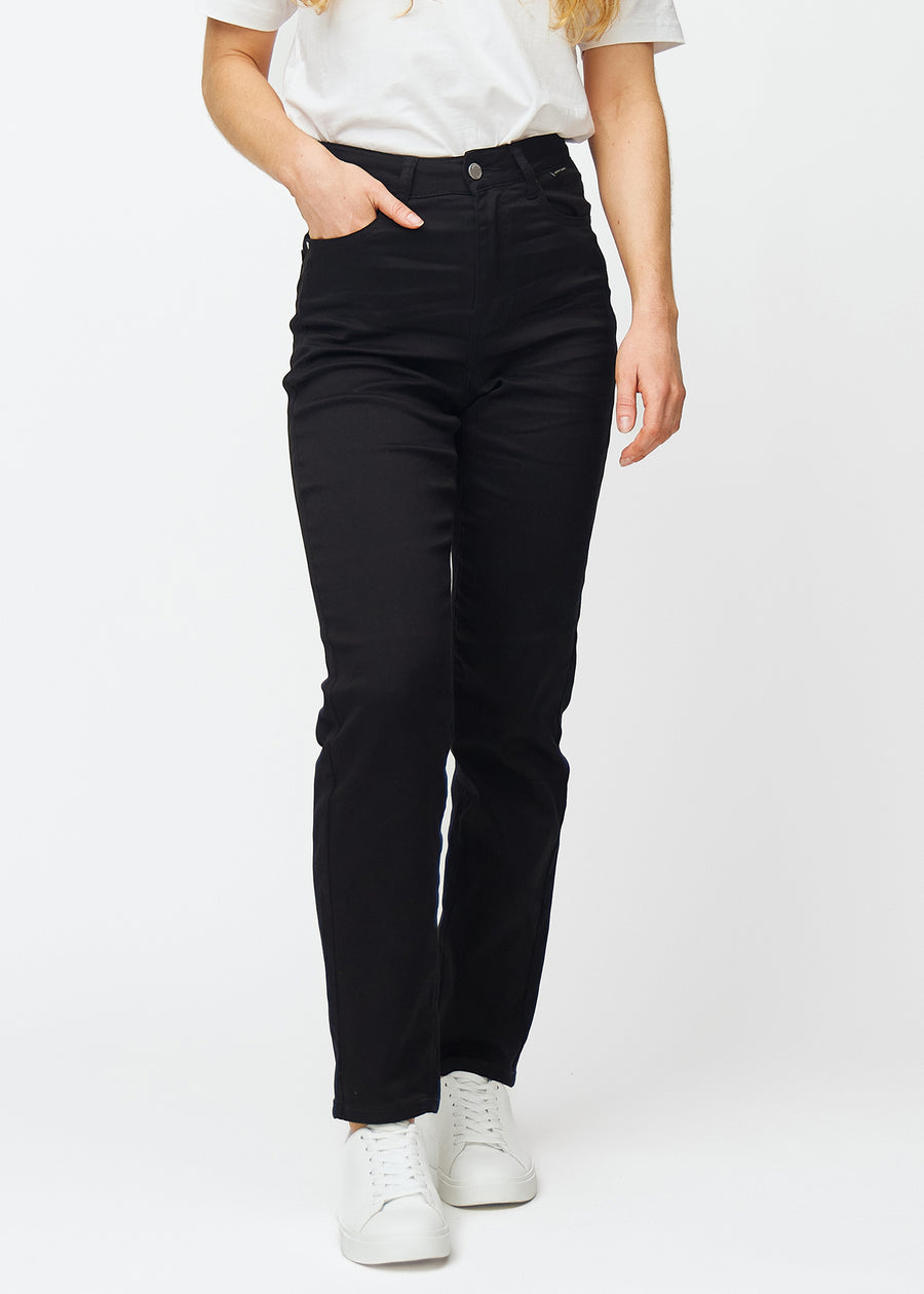 Schwarze hochtaillierte regular jeans, Modellname Ravens, die ein Straight Leg jeans mit gerader Passform ab der Hüfte nach unten sind, von vorne gesehen.