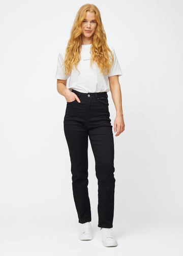 Ganzkörperbild eines Models in schwarzen hochtaillierten regular jeans.